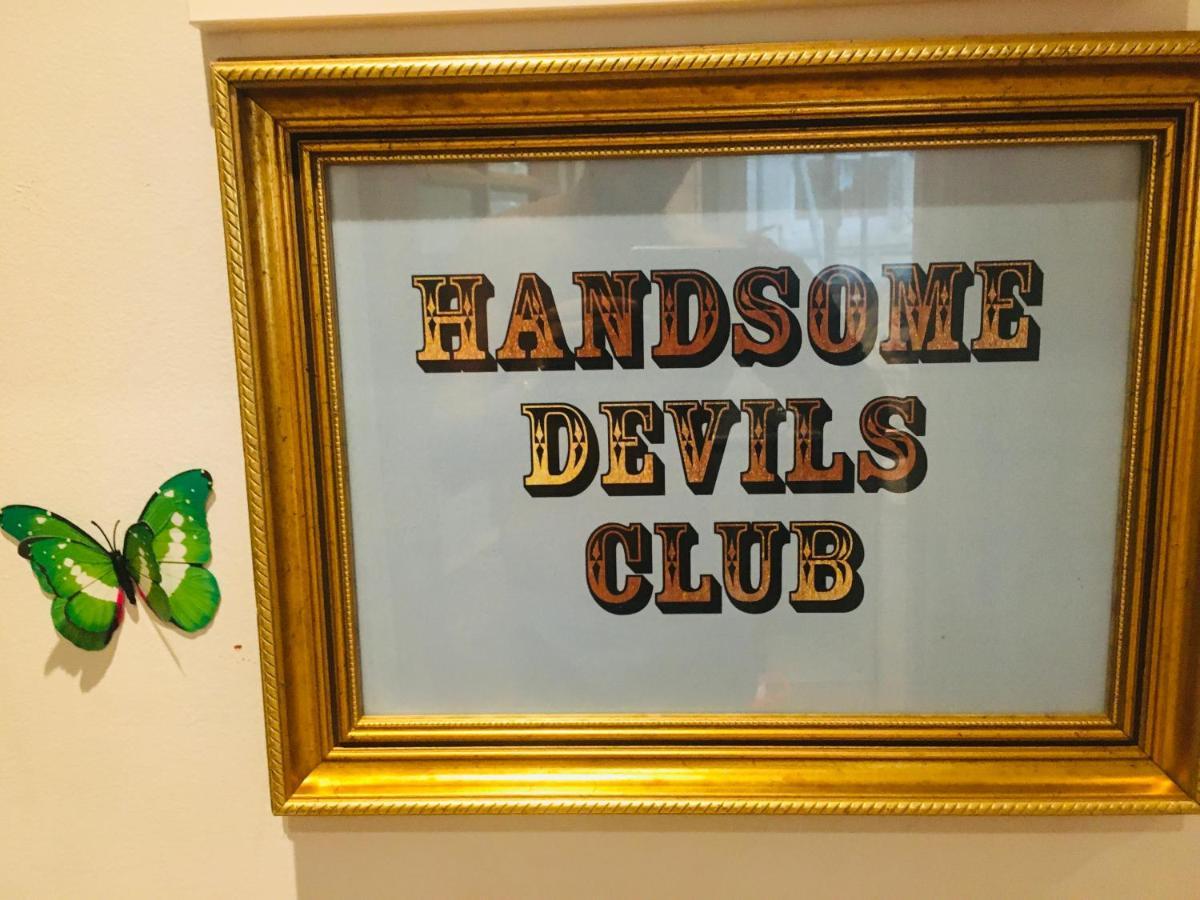 By Hove Its Got It Boutique Rock N Roll Punk Apartment Hove Bagian luar foto
