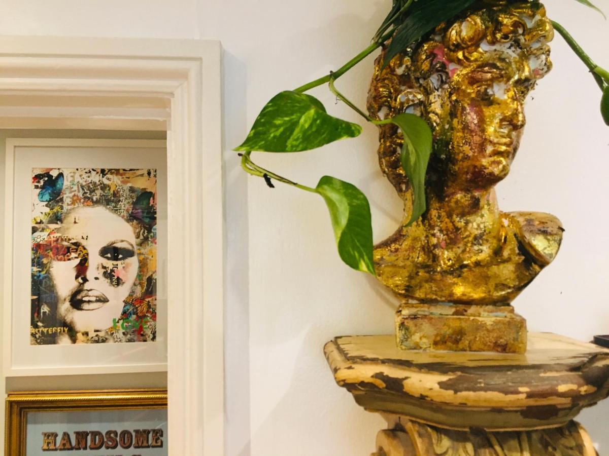 By Hove Its Got It Boutique Rock N Roll Punk Apartment Hove Bagian luar foto