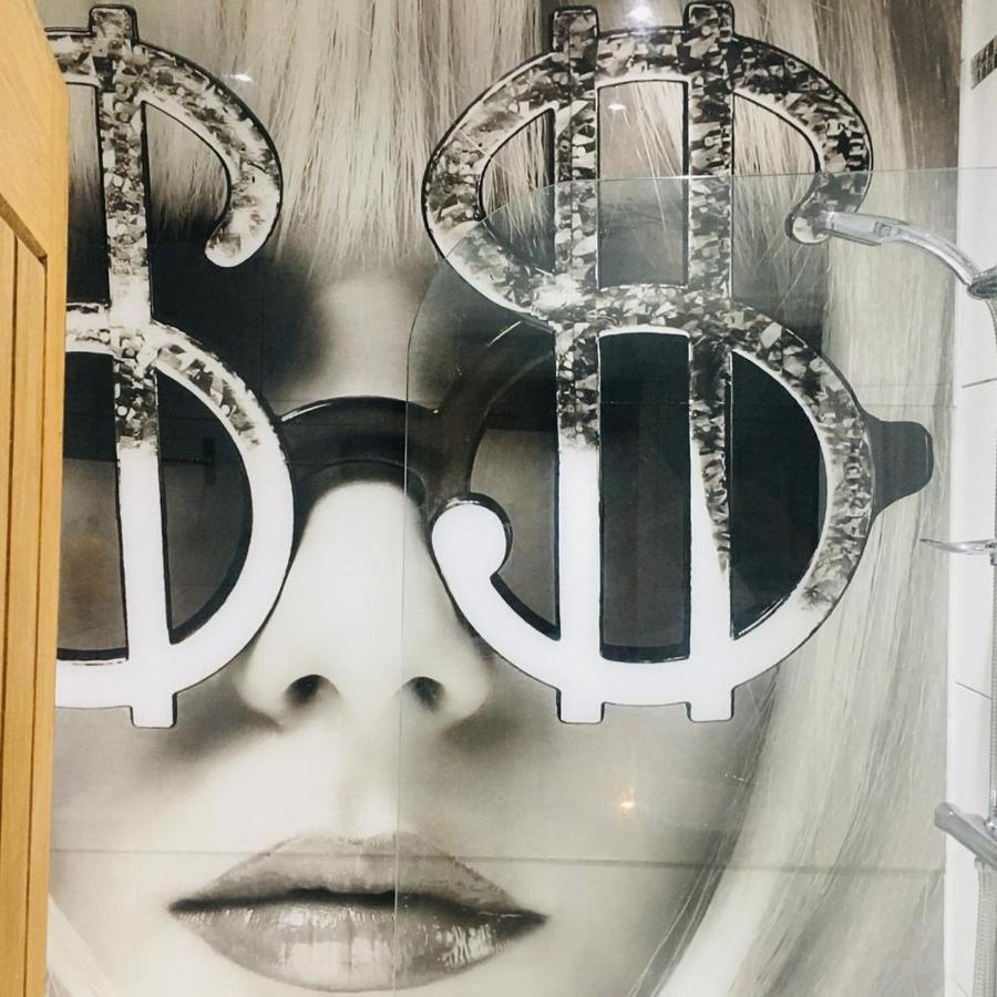 By Hove Its Got It Boutique Rock N Roll Punk Apartment Hove Bagian luar foto
