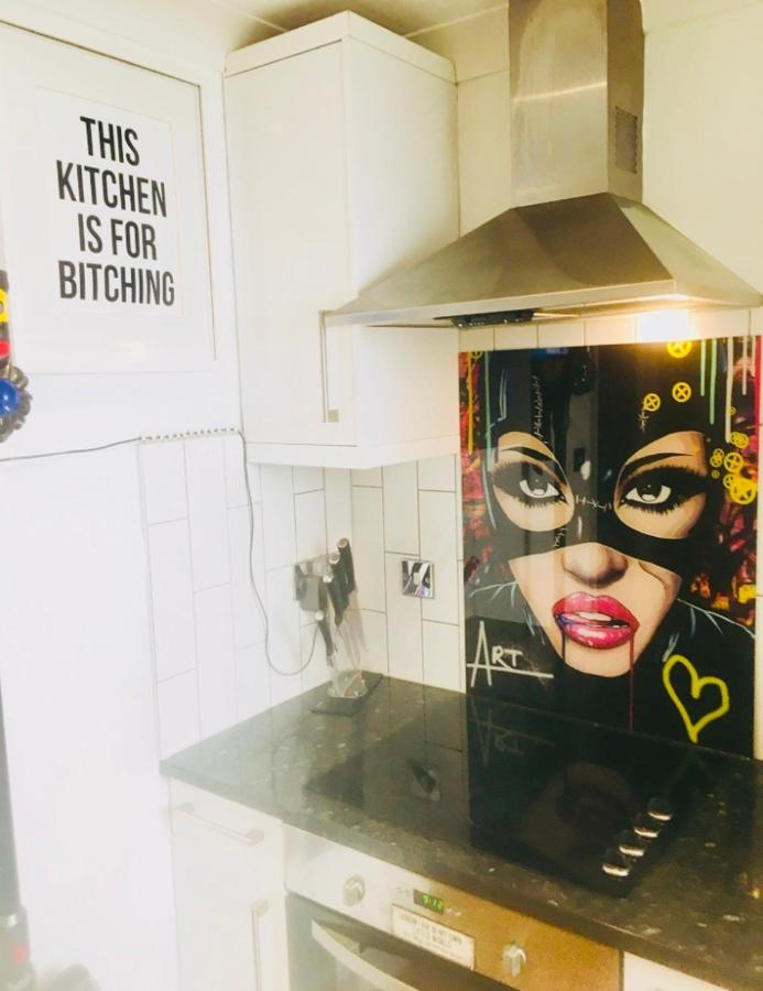 By Hove Its Got It Boutique Rock N Roll Punk Apartment Hove Bagian luar foto